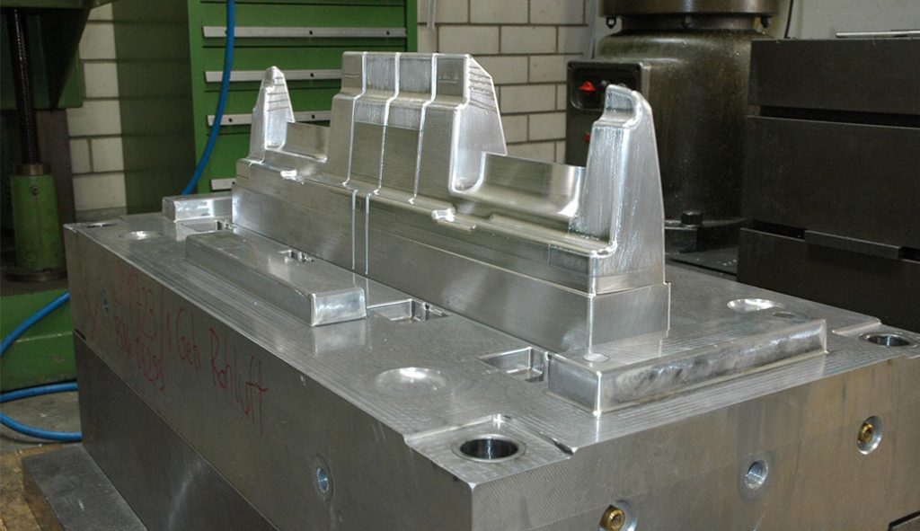 Ein großer Anteil der Prototypenwerkzeuge wird aus hochfesten Aluminium-Legierungen gefertigt. Im Bild die Werkzeugzeugunterhälfte der links abgebildeten Konstruktion.
